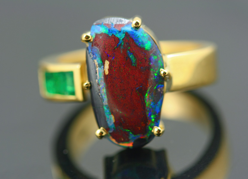 18K YELLOW GOLD, OPAL AND EMERALD RING