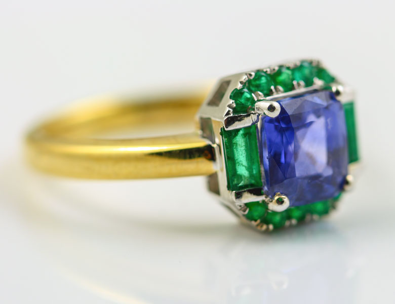 18K WHITE AND YELLOW GOLD, SAPPHIRE AND EMERALD RING