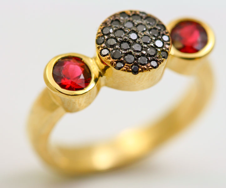 18K YELLOW GOLD BLACK DIAMOND AND SPINEL RING